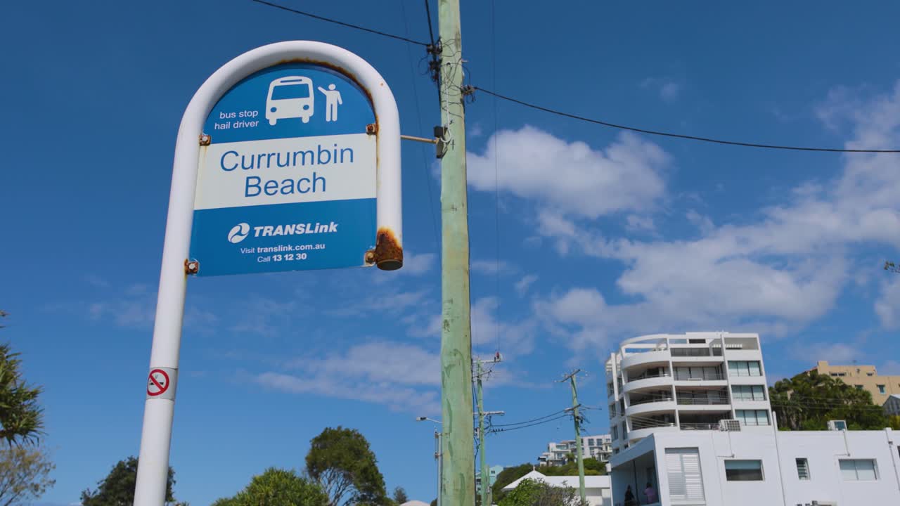 커럼빈 비치 버스 정류장을 지나가는 사람