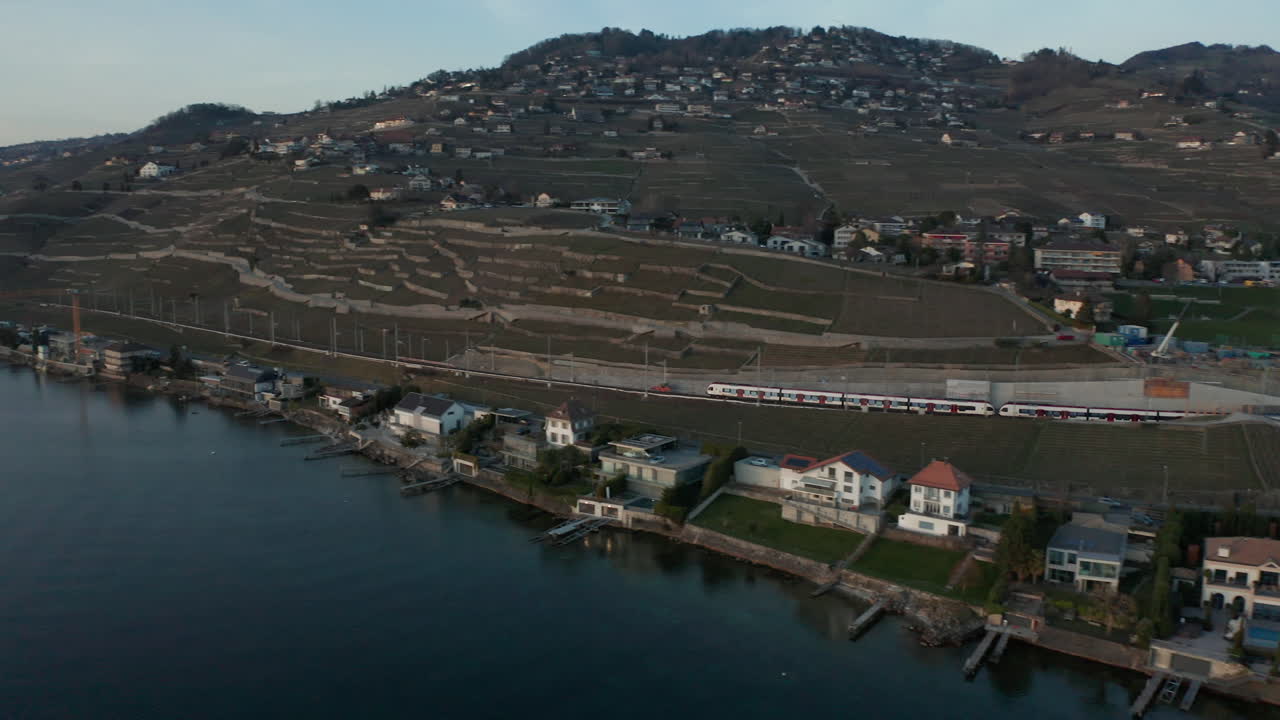 antena de tren conduciendo a través del hermoso paisaje suizo