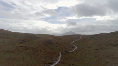 Luftaufnahme-Hoch-Oben-In-Den-Bergen-Im-Schottischen-Hochland