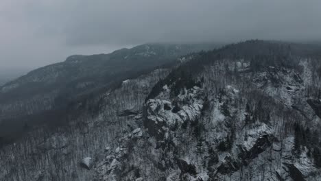 Ambiente-Sombrío-En-Las-Montañas-De-Invierno-En-Quebec,-Canadá