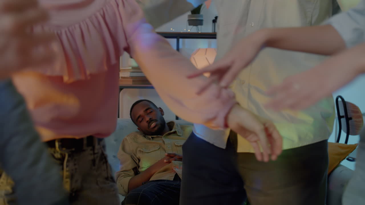 amigos bailando en una fiesta