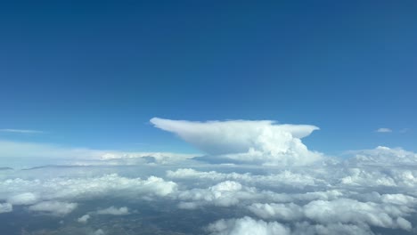 vista única de la vista superior de un enorme cumulonimbus, forma de yunque, desde una cabina de jet volando a 12000 metros de altura