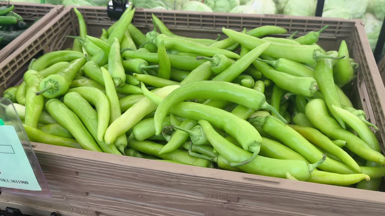 Una grande pila di peperoncini verdi freschi lada solok è esposta in un supermercato. Questi peperoncini sono un alimento base nella cucina malese. I clienti possono scegliere tra i prodotti vivaci e di alta qualità.