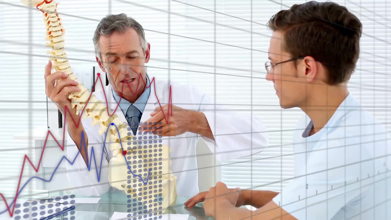 animación de gráficos de procesamiento de datos sobre médicos caucásicos estudiando la columna vertebral