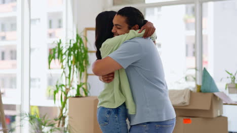 pareja, alto cinco y abrazo para bienes raíces