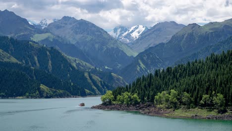río y árboles. fotografía en lapso de tiempo en la ciudad de fukang, xinjiang, china.