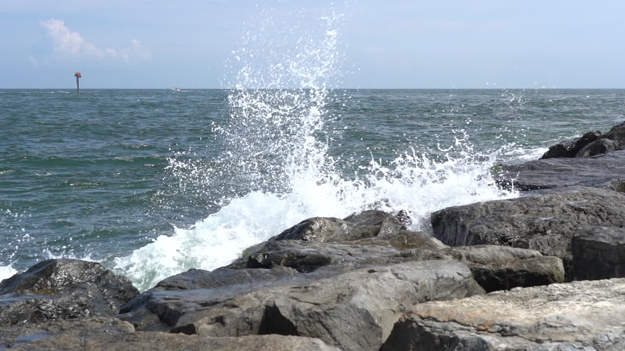 바위 부두에 부서지는 파도의 슬로우 모션 비디오 클립