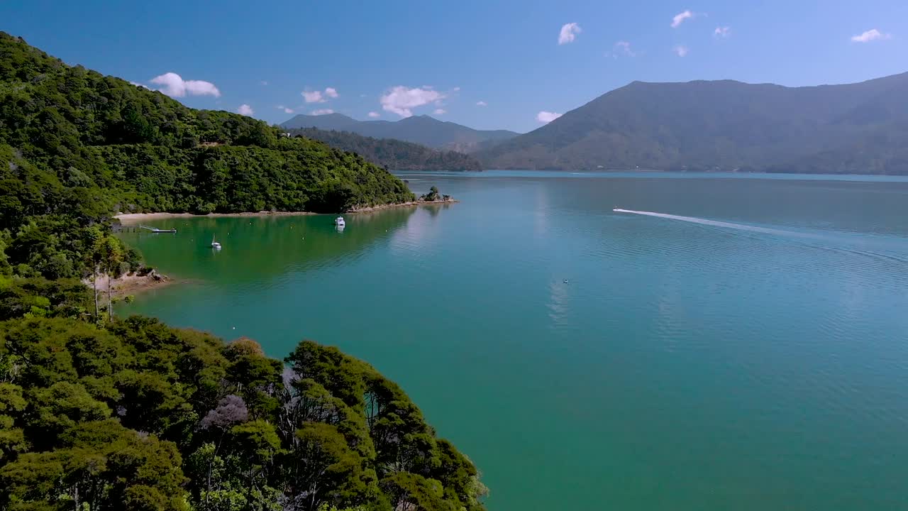 cámara lenta: toma aérea de veleros y bahías en el sonido de la reina charlotte, sonidos de marlborough, isla del sur, nueva zelanda