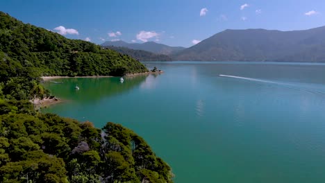 Slowmo---Luftaufnahme-Von-Segelbooten-Und-Buchten-Im-Queen-Charlotte-Sound,-Marlborough-Sounds,-Südinsel,-Neuseeland