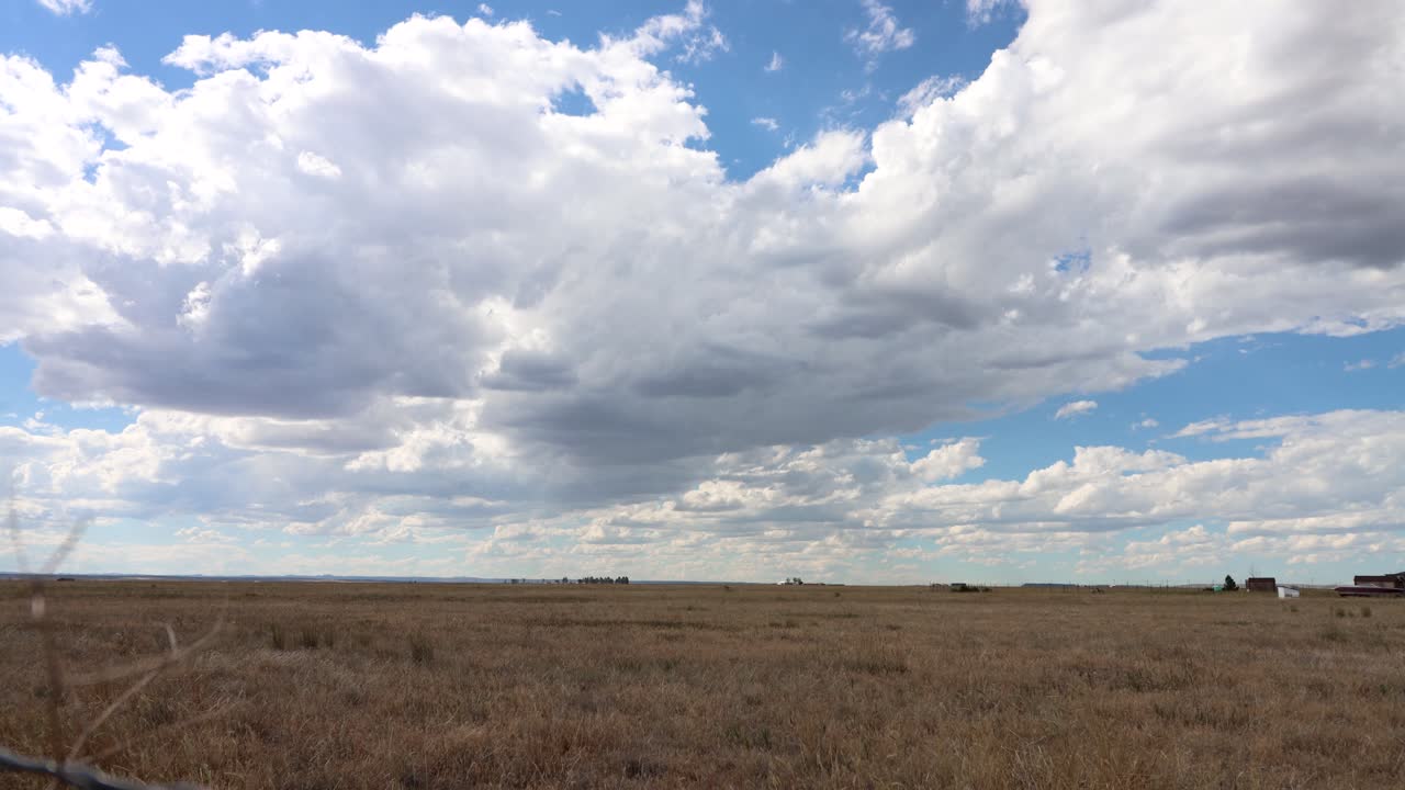 un lapso de tiempo en la pradera occidental con miles de nubes blancas hinchadas y sombras arrastrándose por el cielo