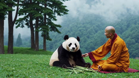 un monje interactuando con un panda
