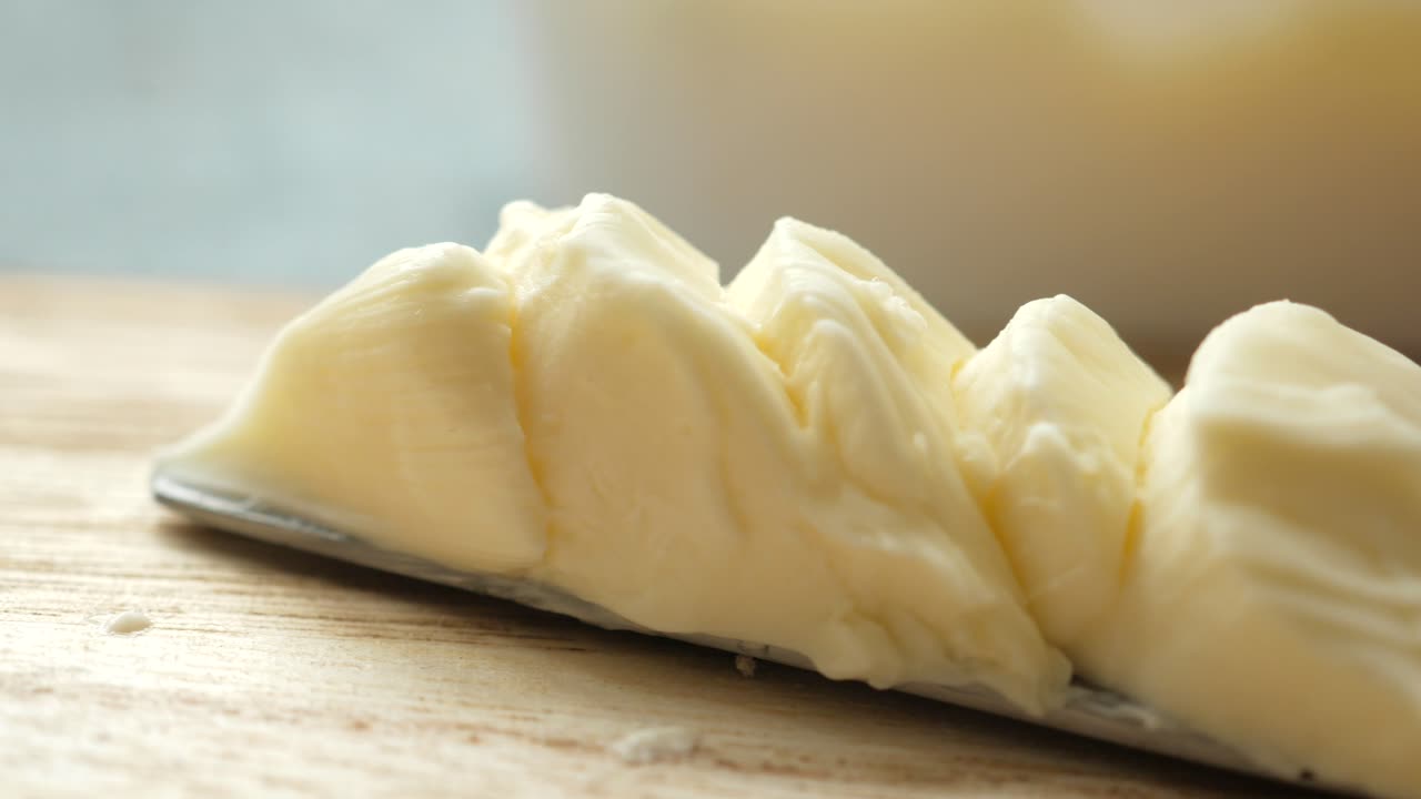 mantequilla cortada en un cuchillo