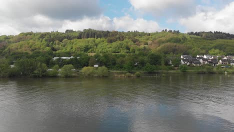 Vista-Aérea-De-Drones-Sobre-El-Río-En-El-Valle-De-Mosel,-Alemania