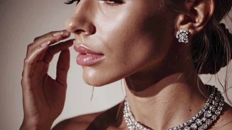 Primo piano con angolazione laterale di una donna con gioielli eleganti, che cattura uno stile glamour e cinematografico