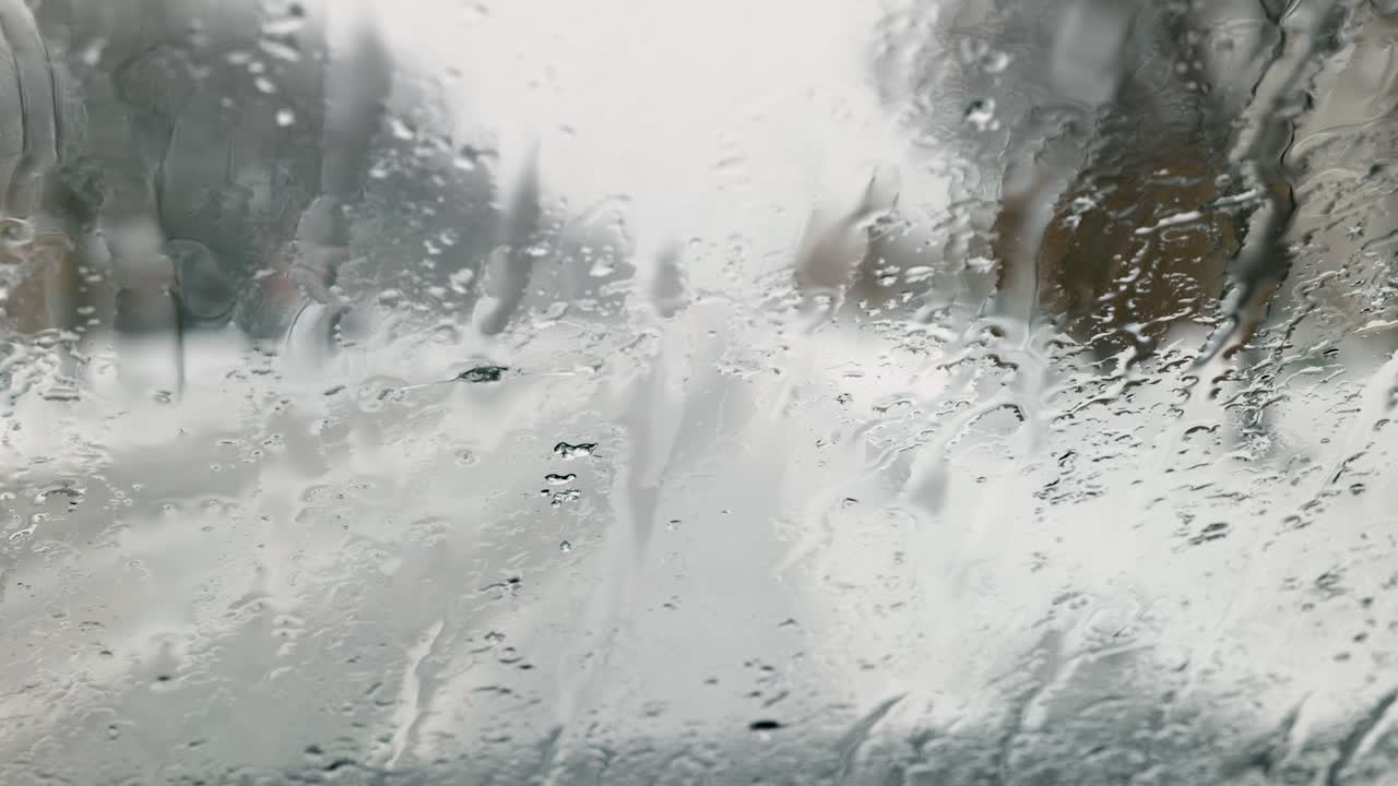 비가 오는 날 에 바람창 에 방울 이 떨어집니다.