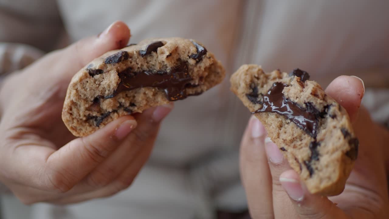 녹은 초콜릿 센터와 함께 초콜릿  쿠키의 근접