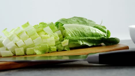 verduras y cuchillo de cocina en la mesa