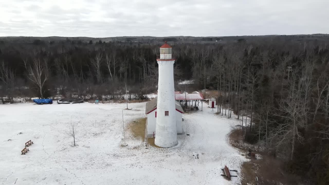 미시간 주 스터지온 포인트 등대 (sturgeon point lighthouse) 의 4k 드론 영상