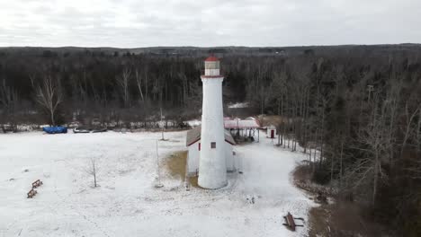 Vídeo-De-4k-Drone-Del-Faro-De-Sturgeon-Point-En-El-Faro-De-Sturgeon-Point-En-Michigan-Durante-El-Invierno