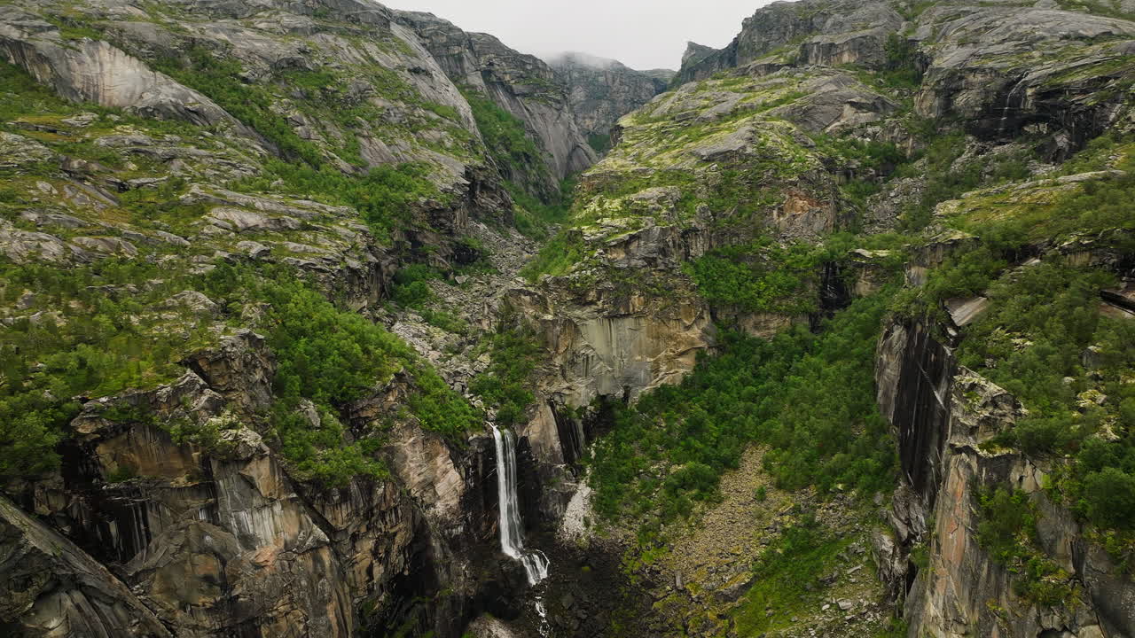 montañas escénicas escarpadas con cascada del cañón de hellmojuvet en el norte de noruega
