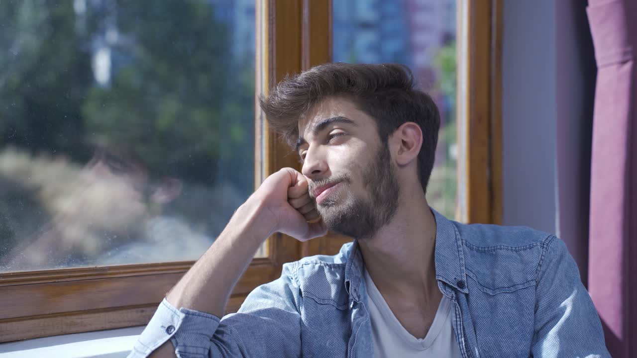 el hombre enamorado piensa en su amante.