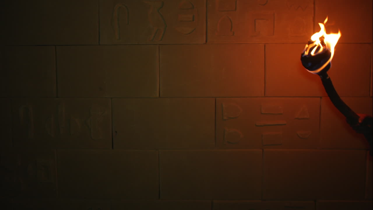 모험가 탐험가 보물 사냥 이집트 또는 아즈테크의 무덤을 탐험하는 사원에서 불타는 불꽃  ⁇ 불로