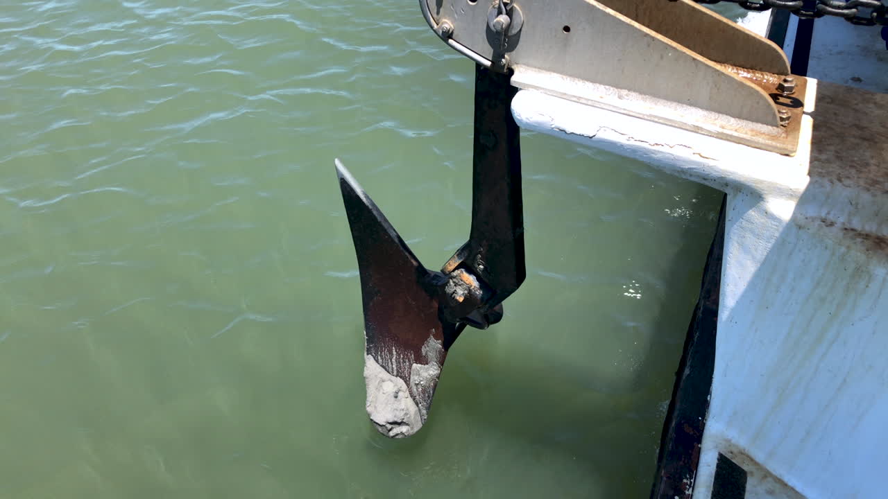 ancla en la proa de una casa flotante de vacaciones en un océano verde tranquilo