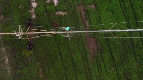 Agronom,-Der-Das-Bewässerungssystem-Für-Das-Farmmanagement-überprüft---Antenne-Von-Oben-Nach-Unten