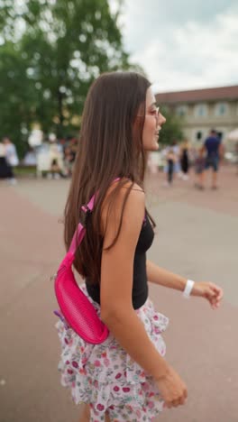 una mujer joven en un parque.