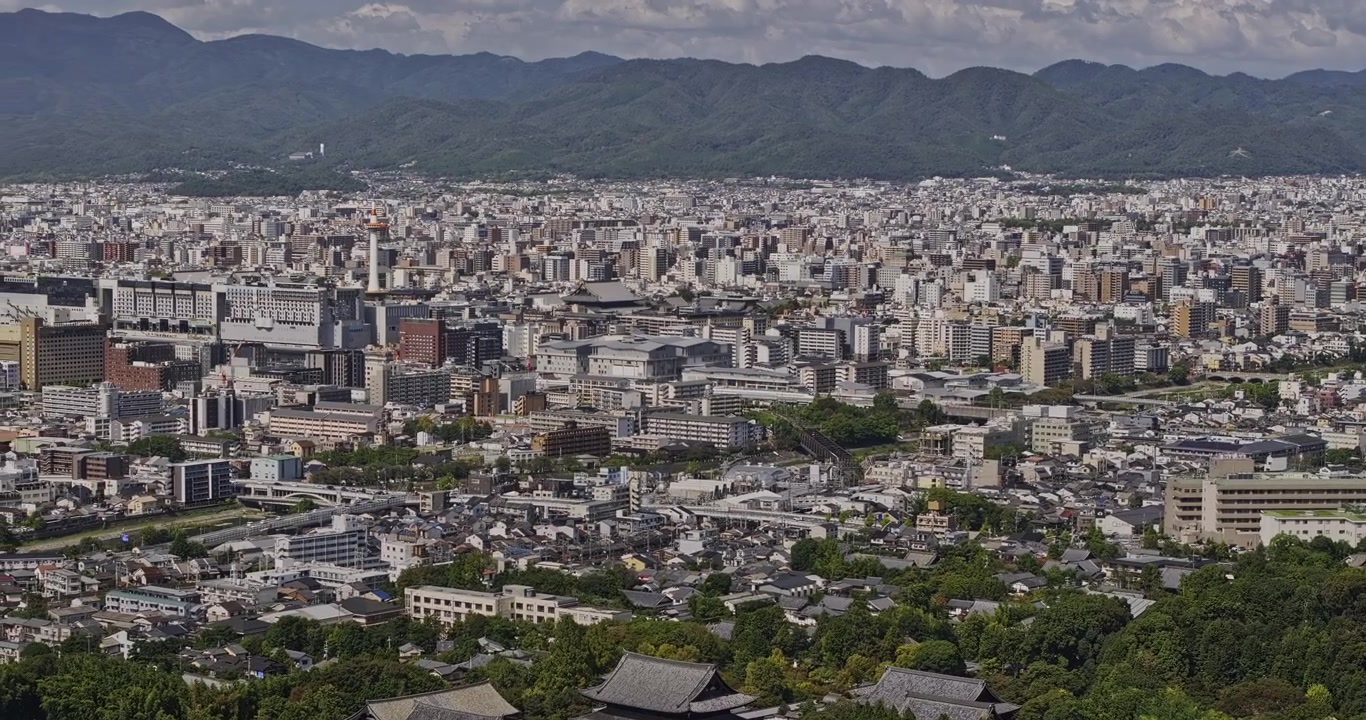 Kyoto Giappone Aerea v17 sorvolo con teleobiettivo da Fukakusa Yabunouchicho verso Higashiyama e Shimogyo, che rivela isolati del centro sotto colline verdi - Ripreso con Mavic 3 Pro Cine - 7 ottobre 2023