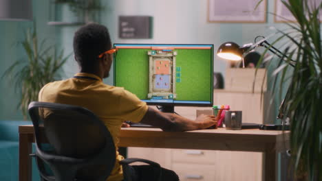 hombre jugando a un videojuego de estrategia