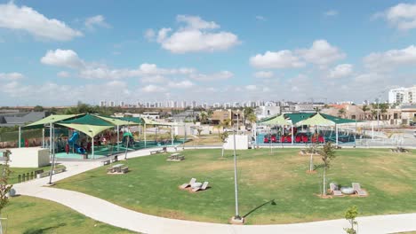 patio de juegos de skate al mediodía, filmado desde arriba, en la ciudad del distrito sur de israel nombrado por netivot