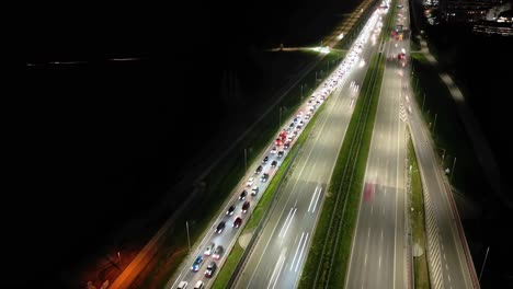 vista aérea de hiperlapso o dronelapse de la carretera junto a la ciudad de varsovia, wilanow