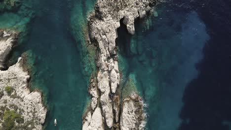 Laguna-Azul-De-Roca-Blanca-Con-Embarcaciones-De-Recreo-Turísticas