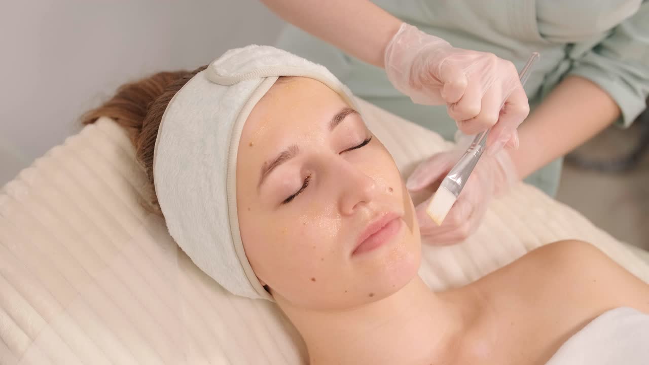 procedimientos profesionales de cuidado facial en la clínica de cosmetología moderna