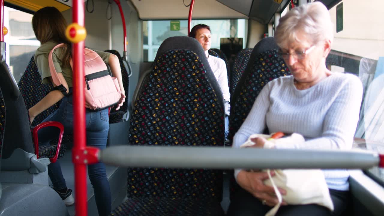 대중교통 버스의 사람들이죠.