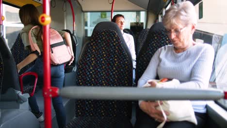 personas en el transporte público en autobús.