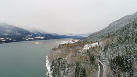 Kiefernwald-Auf-Bergketten-Und-Fluss-4k