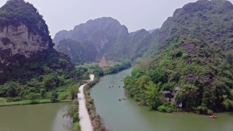 este metraje captura un viaje tranquilo por el río a través de los exuberantes karsts de tam coc, ninh binh