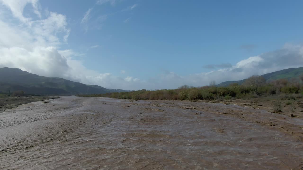 폭우 후 물로 채워진 일반적으로 건조 세척, 산타 클라라 강