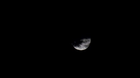 luna naciente - nubes oscuras cubrieron la luna, lapso de tiempo