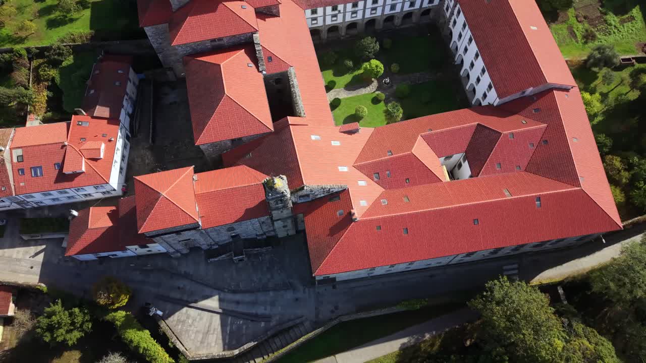 Vídeo aéreo em 4K com drone da região de Belvís em Santiago de Compostela, onde se pode ver a igreja de Nuestra Señora del Portal e o convento