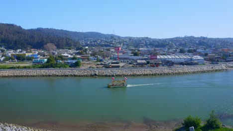 Ciudad-De-Constitucion-Region-Del-Maule,-Talca-Santiago-De-Chile-Drone-Tiro-Bote-Y-Rio