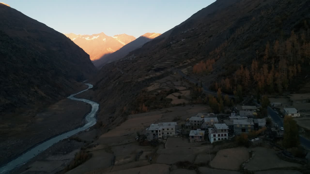hora dorada mañana de otoño en una región montañosa de gran altitud