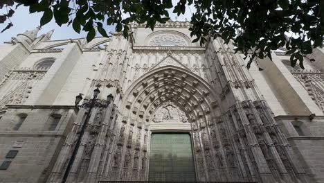 majestuosa fachada de la catedral de sevilla en sevilla, españa