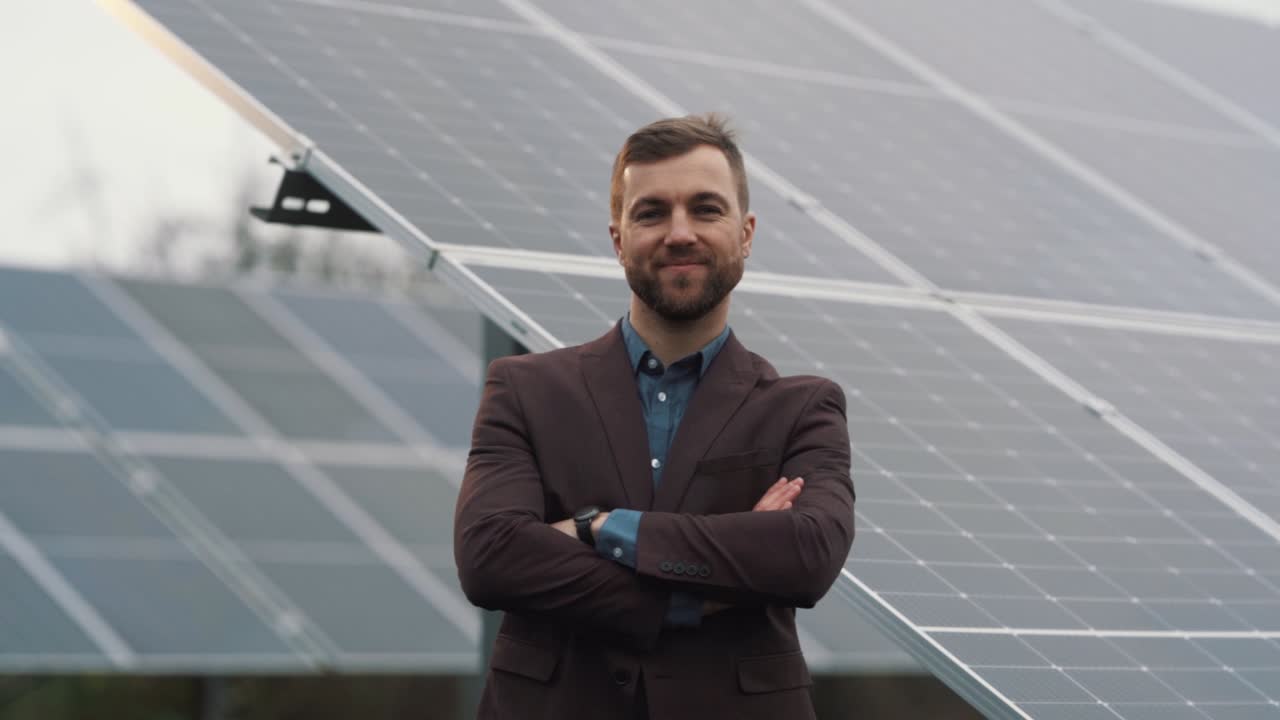 태양 전지판의 배경에 자켓을 입은 젊고 잘생긴 남자의 초상화