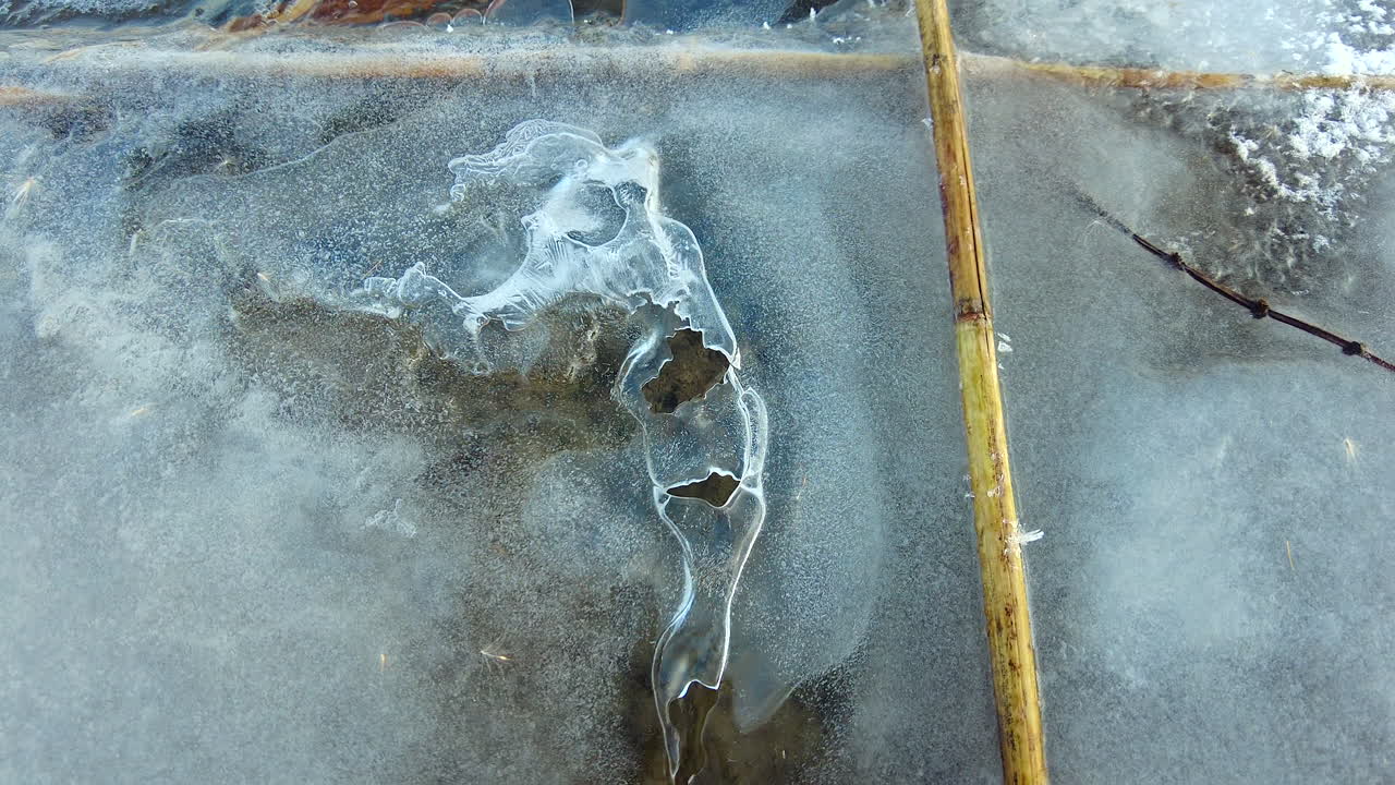 I modelli di ghiaccio creano forme stupende e uniche sulla superficie di un lago ghiacciato. La natura circostante contribuisce alla tranquilla atmosfera invernale. Perfetto per chi ama i paesaggi invernali e la natura.