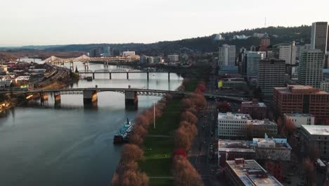 Blick-Auf-Die-Innenstadt-Von-Portland-Am-Wasser