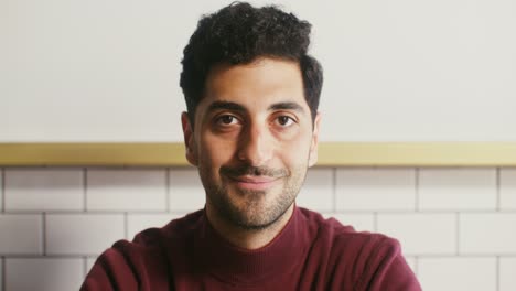 hombre con un suéter rojo