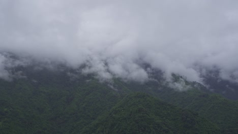 산들은 구름으로 여 있습니다.